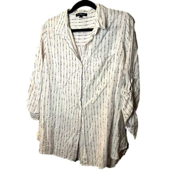 Velvet Heart Tops - Velvet heart 1X white and black ladies button down shirt